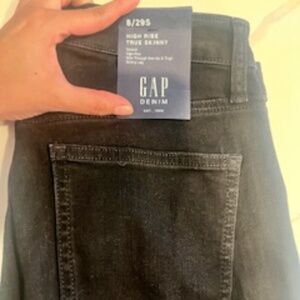 NEW WITH TAG: - High Rise True Skinny Jean (8S)